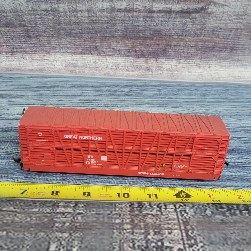 H.O scale Great Northern Hydra cushion box car/car hauler red and white
